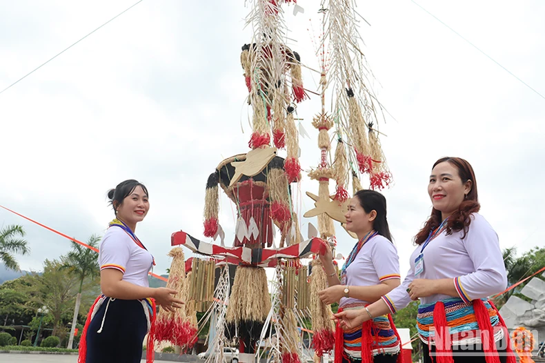 Receiving the National Intangible Cultural Heritage of the Co people's pole decoration art, Tra Bong district, photo 2