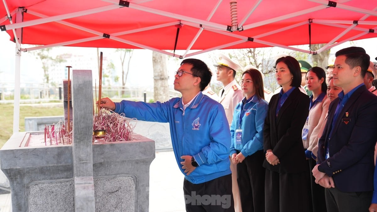 Delegates receiving the Ly Tu Trong Award visit the Vietnam Military History Museum photo 2