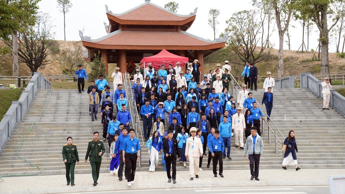 Delegates receiving the Ly Tu Trong Award visit the Vietnam Military History Museum photo 6