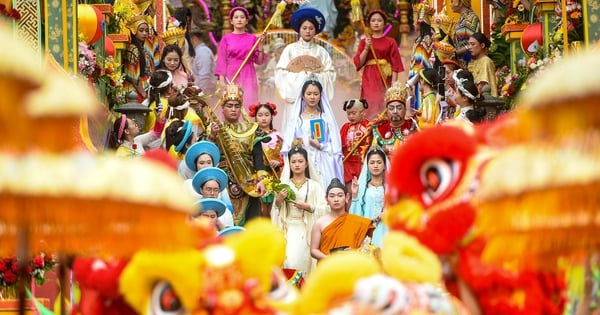 Decenas de miles de personas acuden para asistir a la ceremonia Quan The Am y ver las carreras de barcos en el río Co Co en Da Nang.