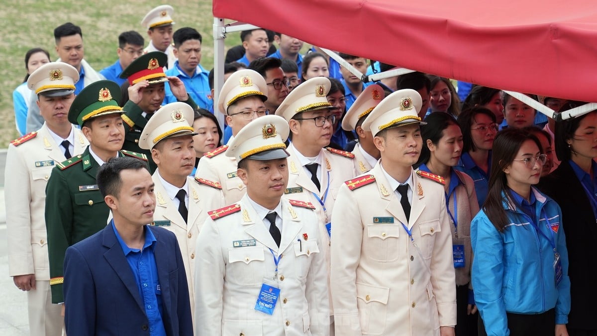 Đại biểu nhận Giải thưởng Lý Tự Trọng tham quan Bảo tàng Lịch sử Quân sự Việt Nam ảnh 3