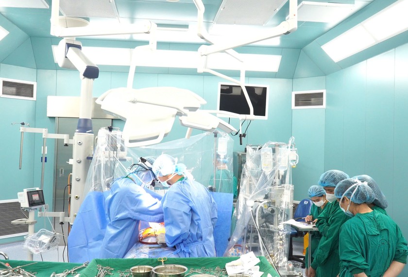 Các bác sĩ bệnh viện Đa khoa Trung ương Quảng Nam thực hiện phẫu thuật thay van động mạch chủ cho bệnh nhân.