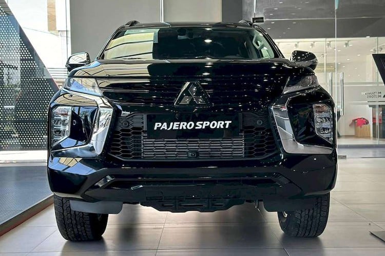 Mitsubishi Pajero Sport máy xăng về Việt Nam, giá 1,18 tỷ đồng