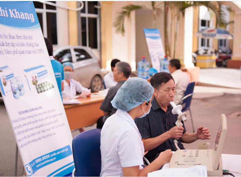 People are screened for chronic obstructive pulmonary disease at Hanoi Lung Hospital.