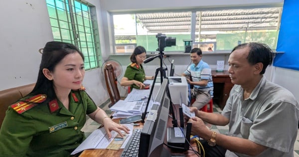 Die Polizei auf Gemeindeebene in Ho-Chi-Minh-Stadt stellt offiziell Führerscheine aus und tauscht sie um.