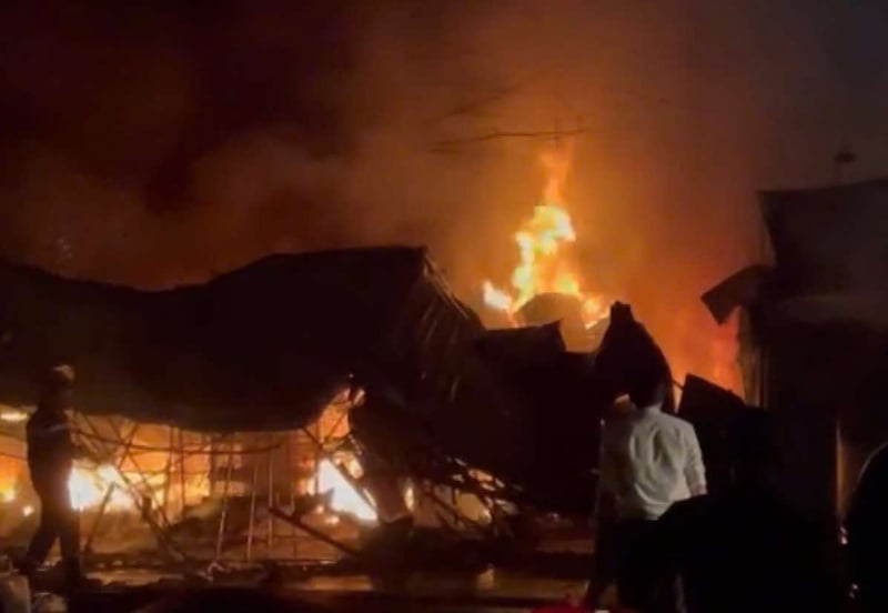 Grand incendie au marché de Thanh Da, la police tire un tuyau d'arrosage pour éteindre l'incendie -0