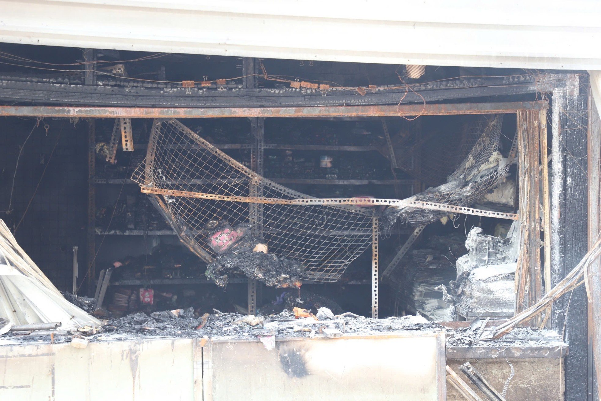 Small traders are stunned after the fire at Thanh Da market in Ho Chi Minh City, photo 9