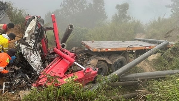 電柱を積んだトラックが奈落の底に転落、2人死亡、1人負傷