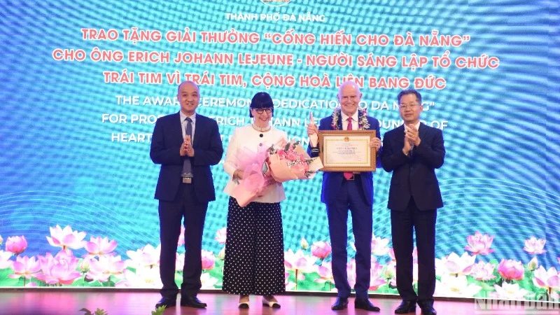 Le professeur Erich Johann Lejeune reçoit le prix « Contribution à Da Nang »