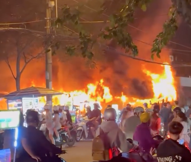 Aktuelle Nachrichten zum Brand auf dem Thanh Da-Markt in Ho-Chi-Minh-Stadt, Foto 2