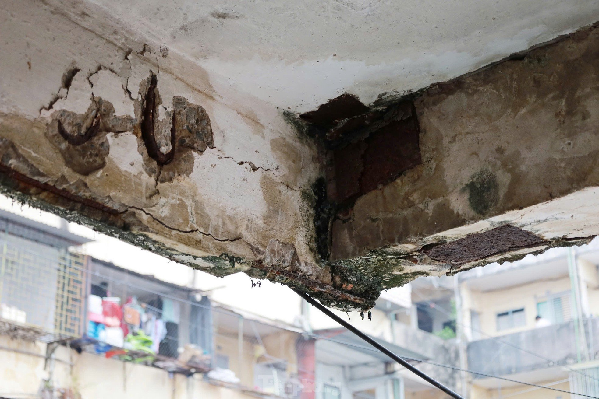 Image d'un ancien complexe d'appartements dégradé avec noyau en acier exposé photo 8