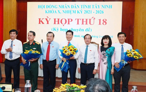 Der ständige stellvertretende Sekretär des Provinzparteikomitees, Pham Hung Thai, der amtierende Vorsitzende des Volkskomitees der Provinz Tay Ninh, Nguyen Hong Thanh, und das Ständige Komitee des Provinzvolksrats überreichten Blumen, um Herrn Nguyen Manh Hung und den Genossen zu gratulieren, die als zusätzliche Mitglieder des Volkskomitees der Provinz Tay Ninh für die Amtszeit 2021–2026 gewählt wurden. Foto: T.N