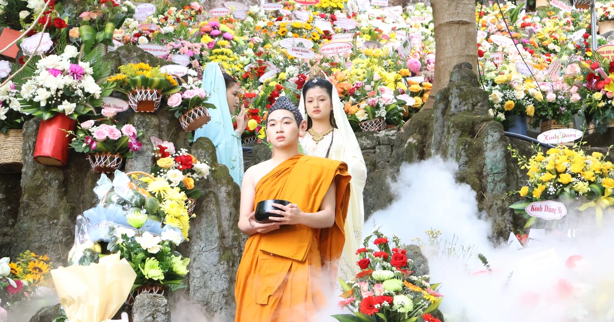 Miles de personas asisten a la ceremonia del cumpleaños del Bodhisattva Avalokiteshvara