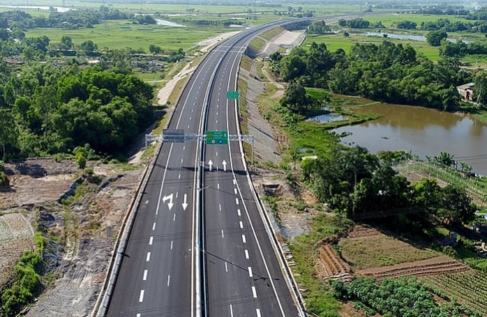 Đường bộ cao tốc đoạn Vân Phong - Nha Trang có tổng chiều dài hơn 83km.