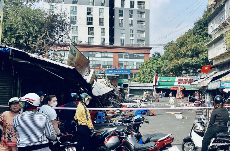 Des milliards de dongs de dégâts après l'incendie de 7 kiosques devant le marché de Thanh Da -4