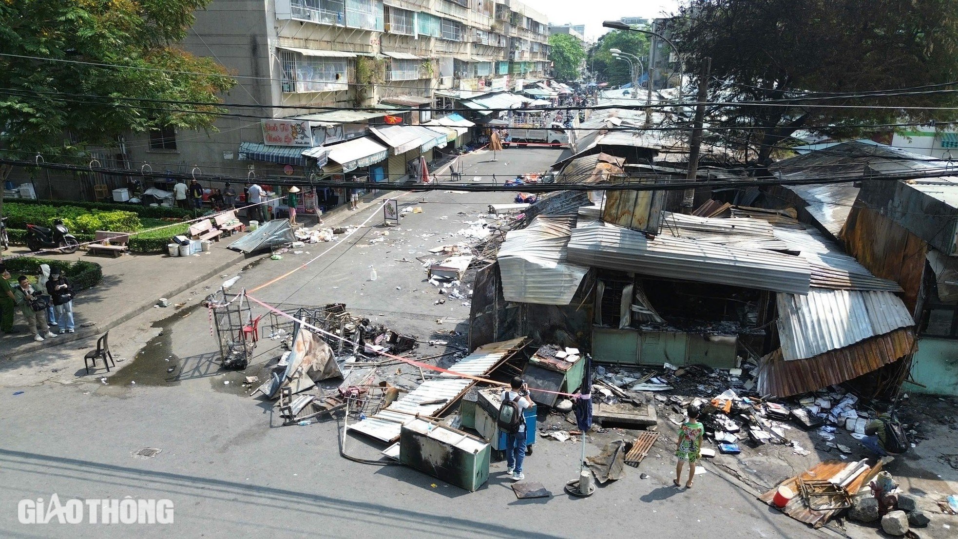 ホーチミン市のタンダ市場で発生した火災に、小規模商人たちは衝撃を受けている。写真1