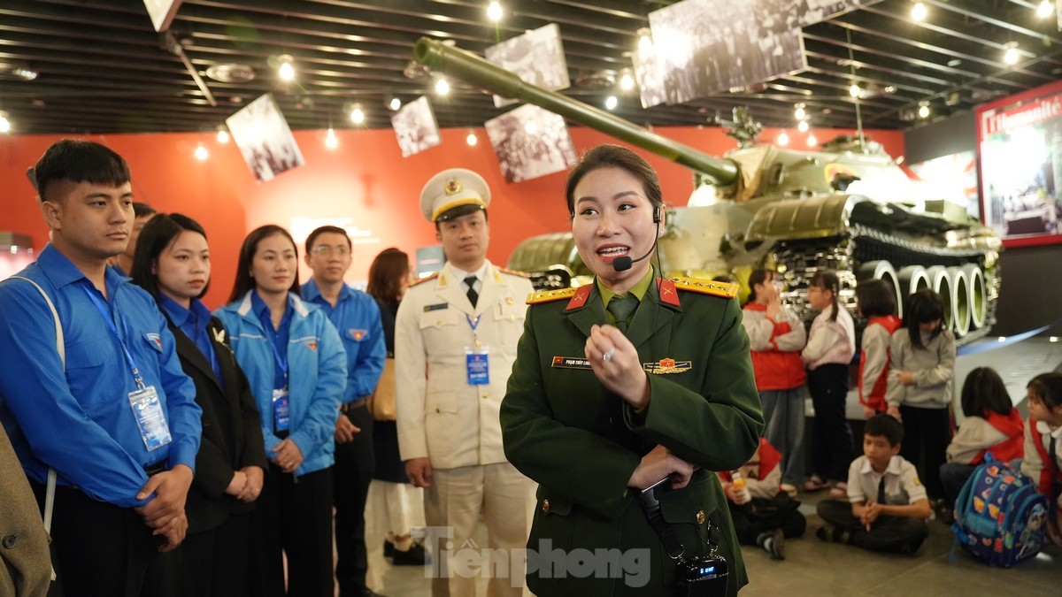 Delegierte, die den Ly Tu Trong Award erhalten, besuchen das Vietnam Military History Museum, Foto 7