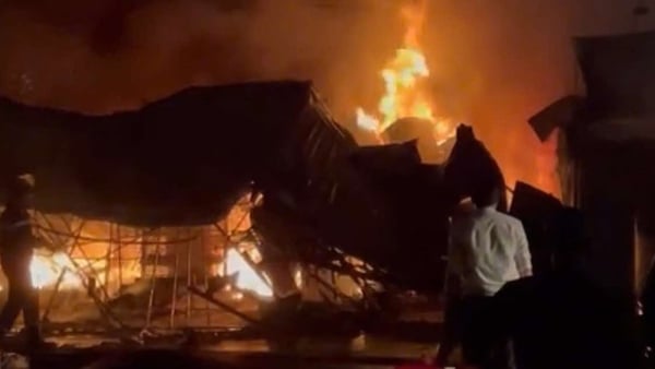 Gran incendio en el mercado de Thanh Da, muchos quioscos quemados