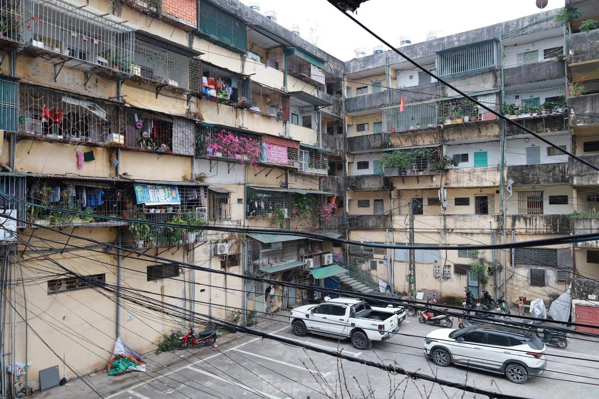 Imagen de un antiguo y degradado complejo de apartamentos con núcleo de acero expuesto. Foto 4