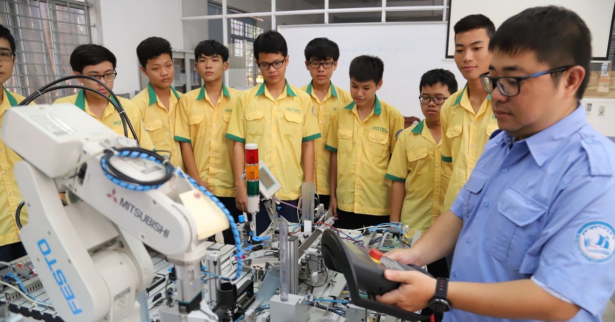 Ho Chi Minh City Department of Education and Training receives and manages nearly 400 vocational training institutions.