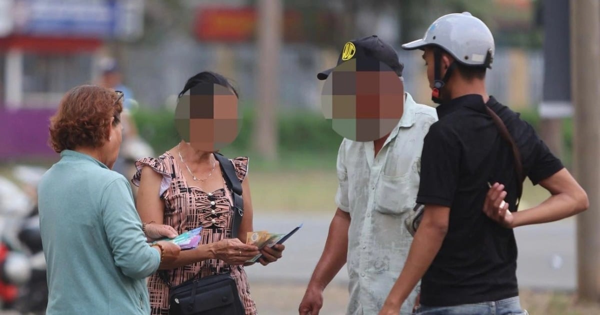 Les prix des billets au marché noir commencent à augmenter avant le match Vietnam - Cambodge