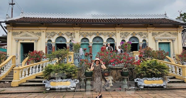 Touristen sind fasziniert von dem Haus, in dem der berühmte Film „Der Liebhaber“ gedreht wurde.