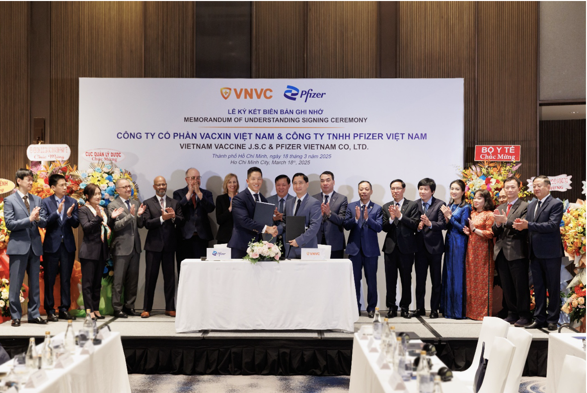 ក្រុមហ៊ុន Pfizer និង VNVC ចុះអនុស្សរណៈនៃការយោគយល់គ្នា ដើម្បីលើកកម្ពស់ការចែករំលែកចំណេះដឹងក្នុងការផលិតវ៉ាក់សាំងនៅប្រទេសវៀតណាម