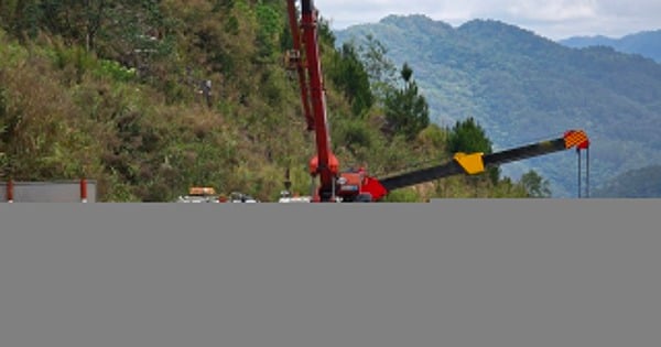 Camión contenedor se precipita al abismo; dos muertos y un herido