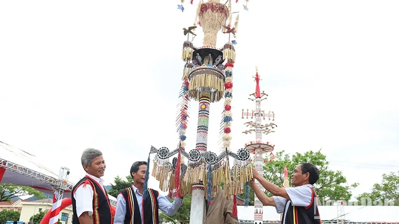 Receiving the National Intangible Cultural Heritage of the Co people's pole decoration art, Tra Bong district photo 1