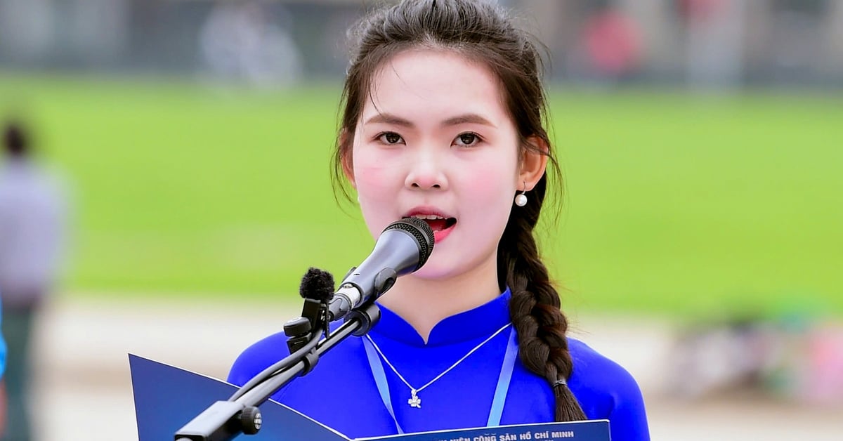 청년 연합 간부 100명이 리투쫑 상을 받아 호치민에게 자신의 업적을 보고했습니다.