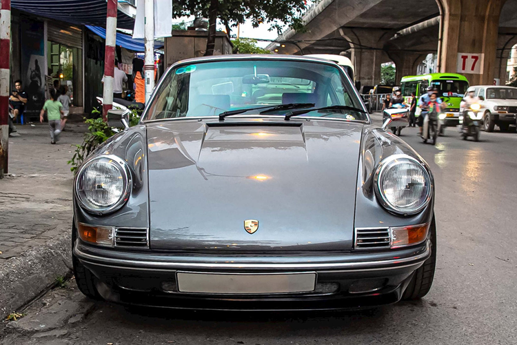 Bewundern Sie den wunderschönen klassischen Porsche 930 „alten Mann“ der Spieler von Hanoi