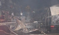 Big fire at Thanh Da market in Ho Chi Minh City, many kiosks burned down