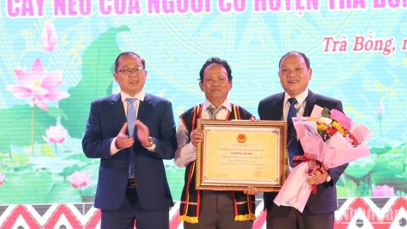 Receiving the National Intangible Cultural Heritage of the Co people's pole decoration art, Tra Bong district