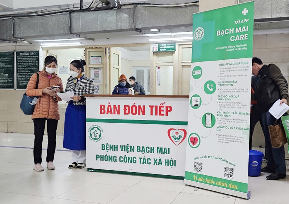 Medical staff at Bach Mai Hospital guide people through the medical examination and treatment process. Photo: BVCC