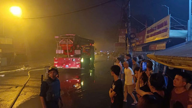 Grand incendie au marché de Thanh Da, de nombreux kiosques ont brûlé -0