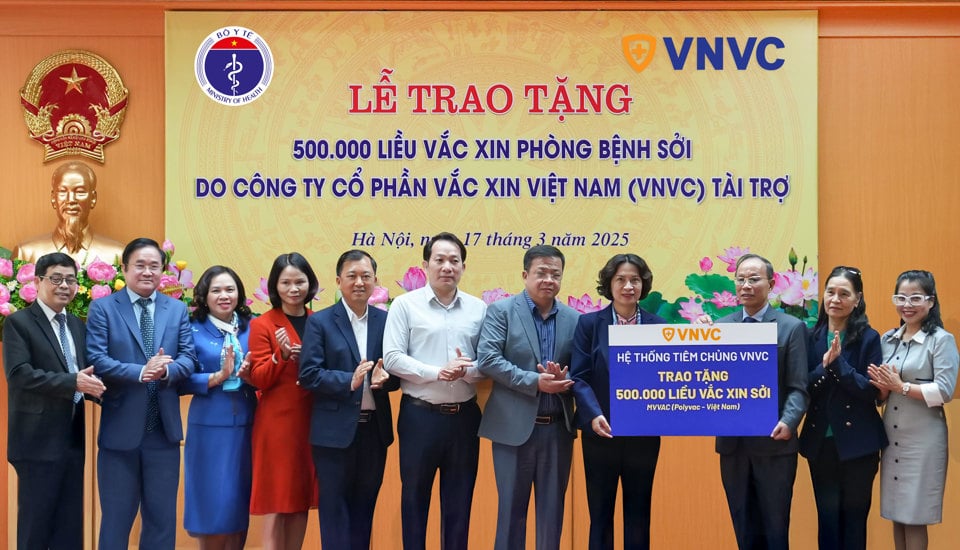 ผู้แทนระบบการฉีดวัคซีนของ VNVC, MSc. Dr. Nghiem Tran Dung มอบวัคซีนป้องกันโรคหัด (MVVAC) จำนวน 500,000 โดสให้กับรองรัฐมนตรีว่าการกระทรวงสาธารณสุข Nguyen Thi Lien Huong