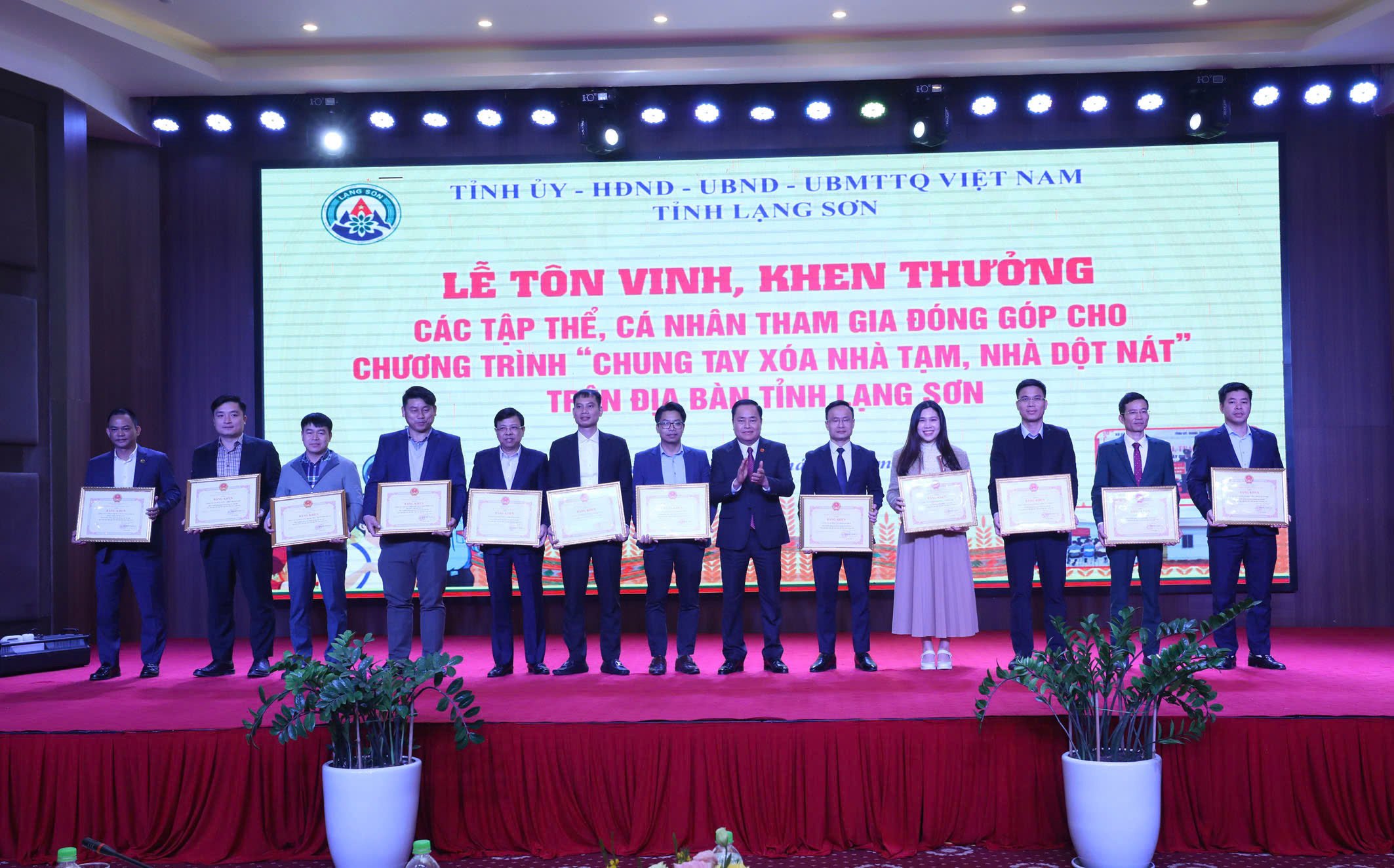 VIGLACERA: RECEIVED THE CERTIFICATE OF MERIT "UNIT ACTIVELY CONTRIBUTING TO THE PROGRAM OF ELIMINATING TEMPORARY HOUSES AND RUINS - LANG SON PROVINCE" - Viglacera Corporation