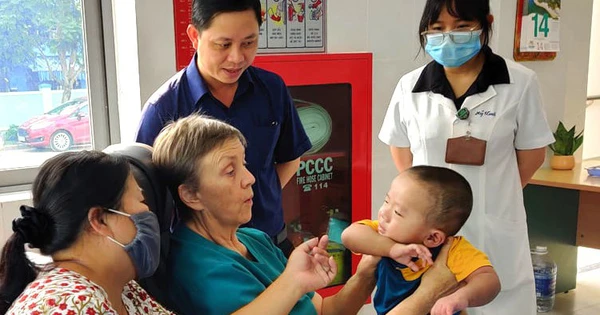 Meet the "Western Lady" who has spent 20 years treating and creating rehabilitation for Vietnamese people