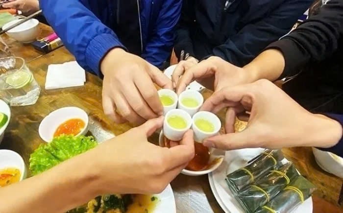 強いお酒を5杯飲んだ後、アルコール濃度が0になるまでどのくらいかかりますか？ - 写真1