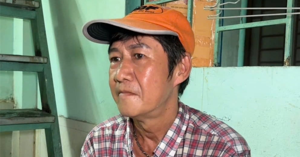 Singer Sy Ben, once famous for "Dust Rain", now old and sick, lives in a 10m2 rented room.