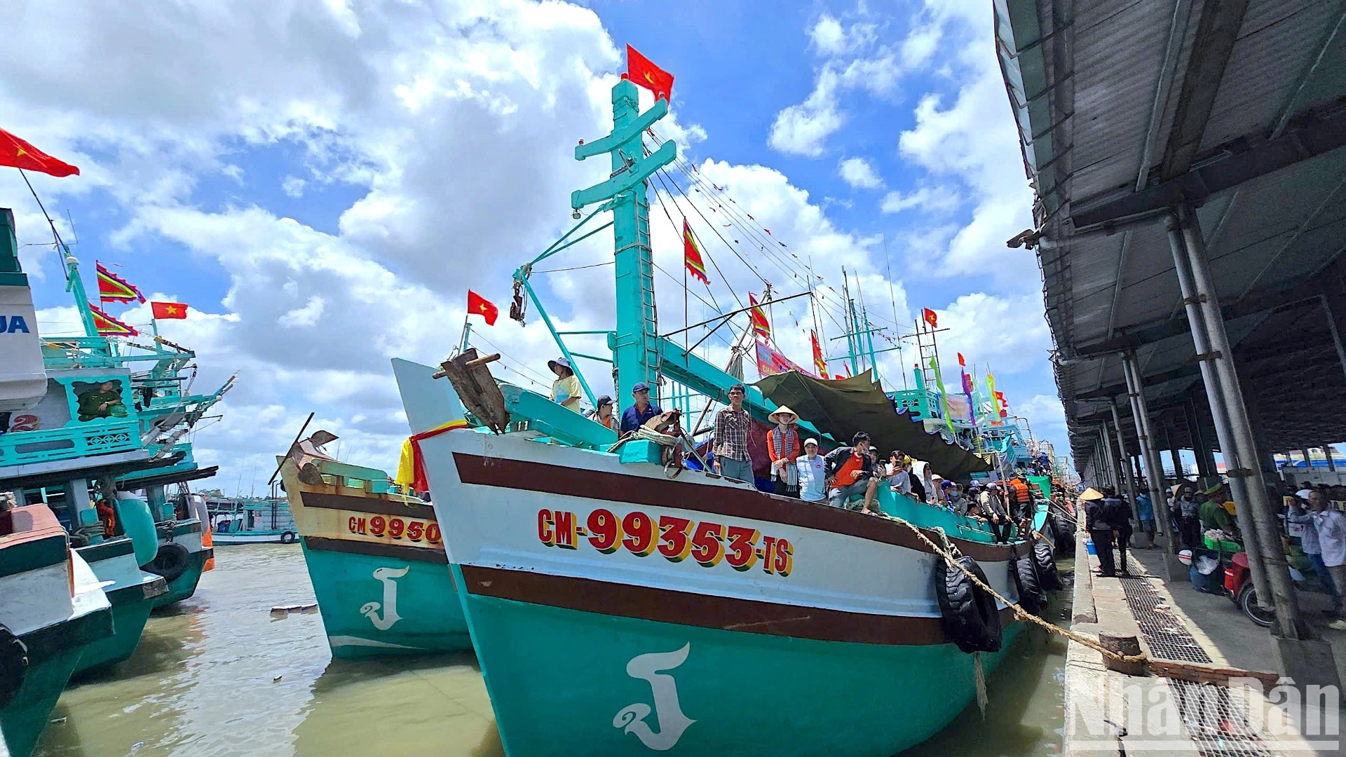 カマウは100ソンドッククジラ祭りの伝統を称える（写真4）