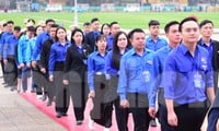 100 outstanding Youth Union officials nationwide won the Ly Tu Trong Award to report their achievements to Uncle Ho.