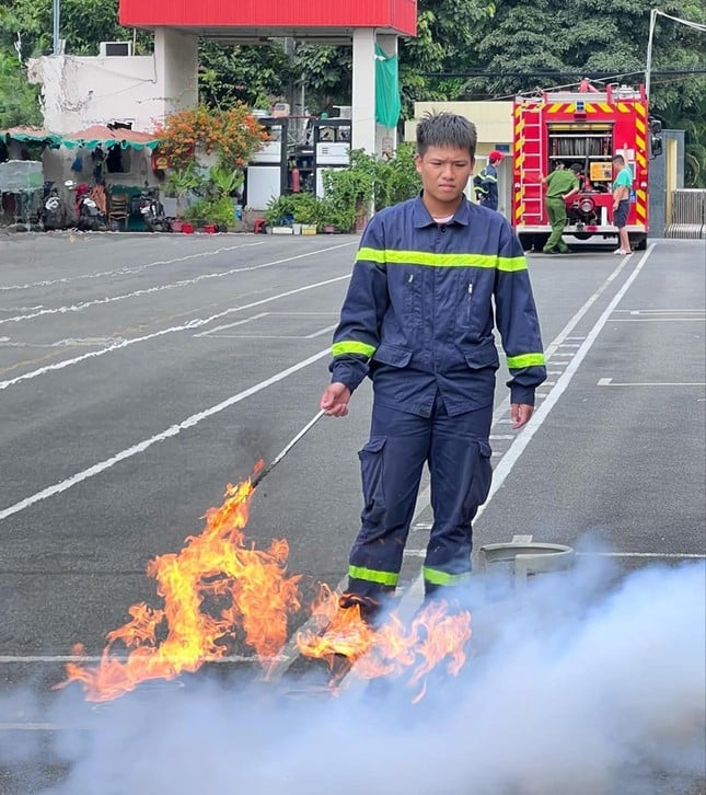 Firefighter recounts the moment he overcame smoke and fire to save a little girl from a fire in Ho Chi Minh City, photo 3