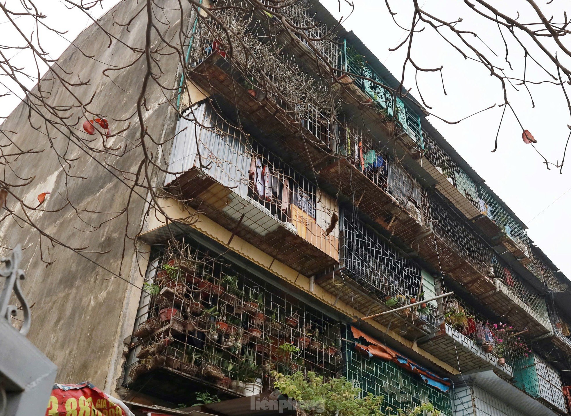 Image d'un ancien complexe d'appartements dégradé avec noyau en acier exposé photo 6