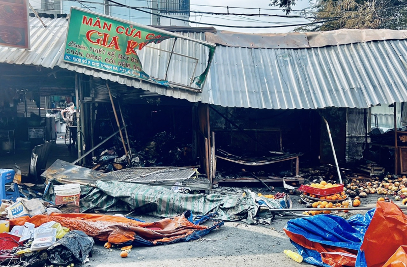 Des milliards de dongs de dégâts après l'incendie de 7 kiosques devant le marché de Thanh Da -1