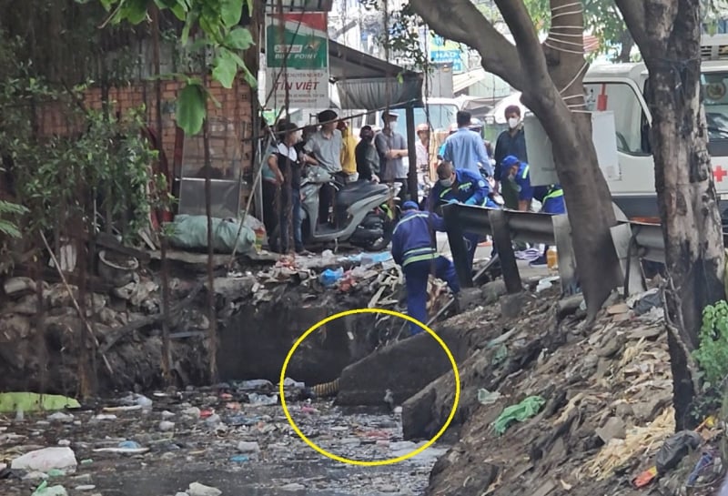 Going to throw out trash, man panicked when seeing woman's body floating in canal -0