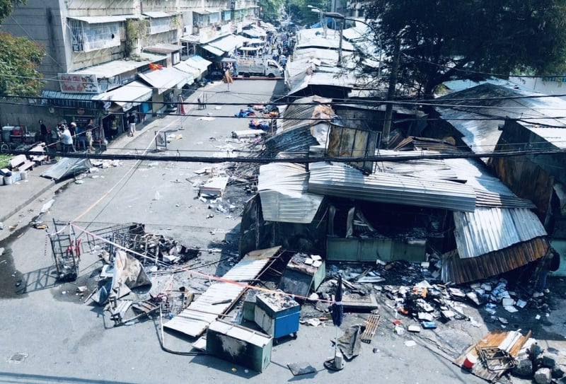 Des milliards de dongs de dégâts après l'incendie de 7 kiosques devant le marché de Thanh Da -2