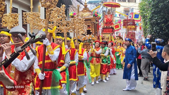 Lễ rước kiệu Thánh đậm nét văn hóa xưa tại ngôi làng cổ đất Kinh kỳ.