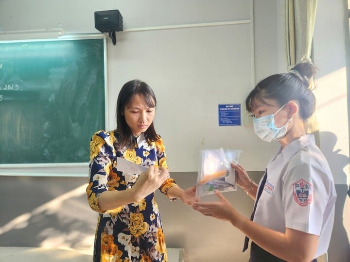 많은 지자체에서는 예상보다 일찍 2025년 고등학교 졸업고사를 실시할 것을 제안했습니다. (삽화)