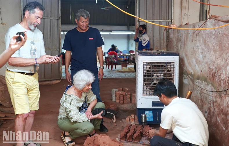 Erlebnis im Dorf „Zähmung von Erde und Feuer“ in Bac Ninh Foto 7